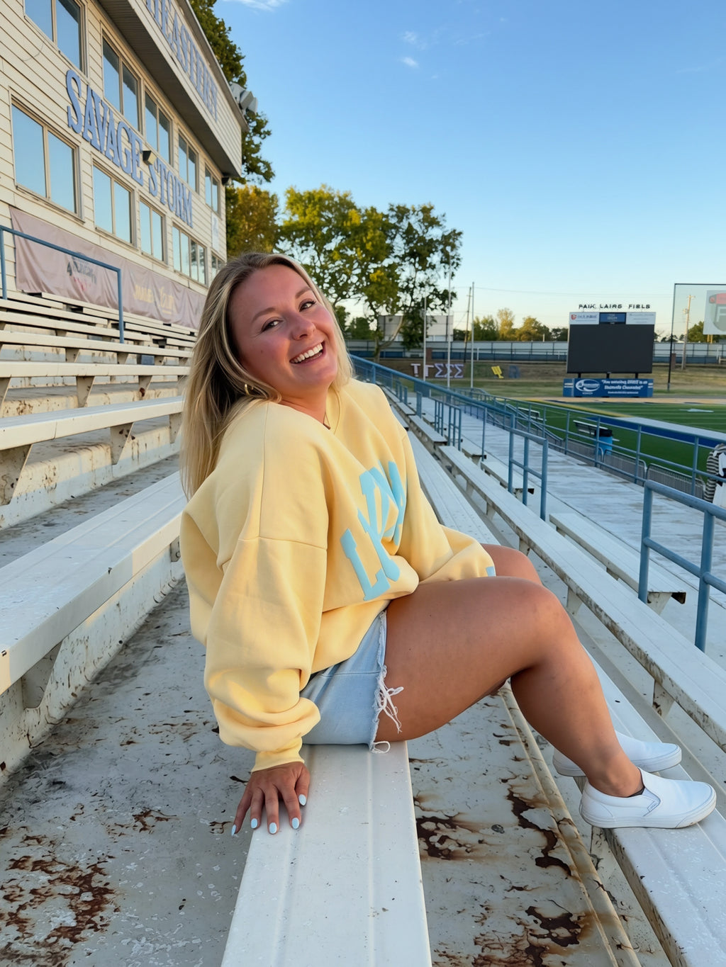 Crewneck - Butter/Light Blue
